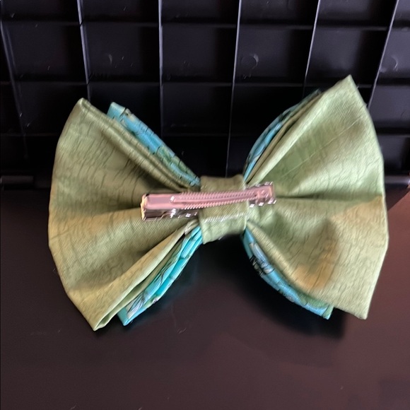 Green Frog Hair Bow with Princess Charm - Picture 2 of 4